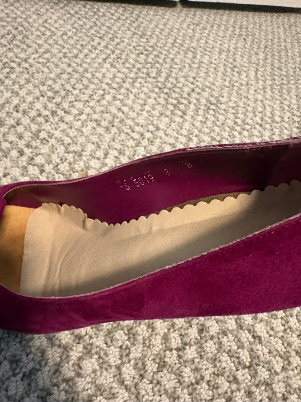 Manolo Blahnik Magenta Suede Pointed-Toe Pumps - Picture 6 of 7